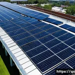 Home 22 태양광 발전 설치의 기술적 접근법 - A detailed aerial view of an optimized solar panel installation on a rooftop, showcasing panels arra...